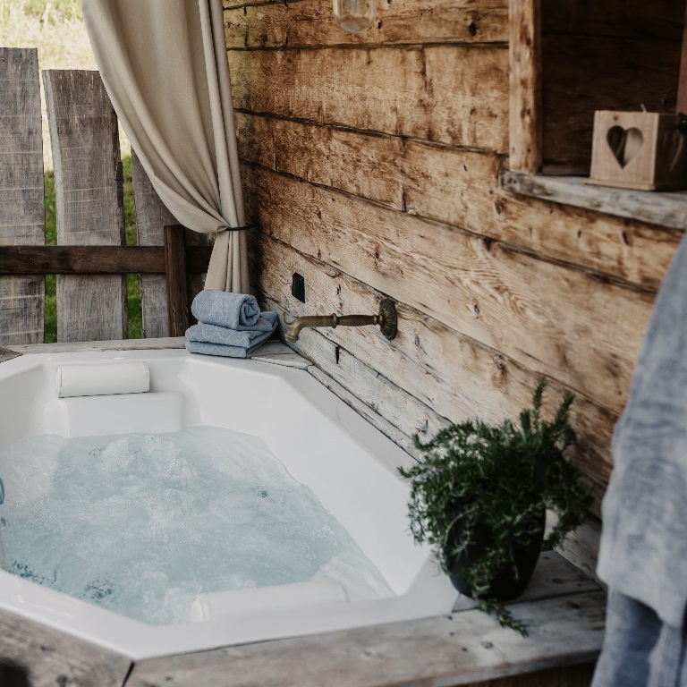Bergchalet mit Whirlpool in Österreich mieten - traumhafte Lage - Chalets für 2 - 8 Personen