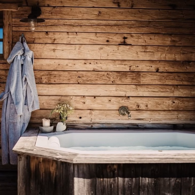 Chalet mit großem Outdoor-Whirlpool im Chaletdorf BERGHERZ in Österreich – traumhafte Chalets mit Whirlpool und eigener Sauna