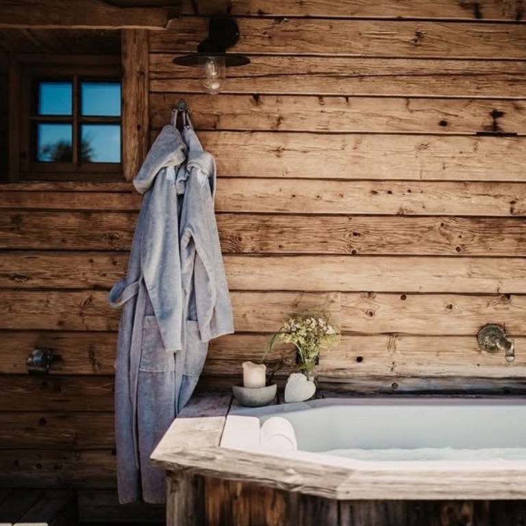 Chalet mit Whirlpool in Österreich mieten - die schönsten Chalets mit eigenem Wellnessbereich - Sauna und Outdoor-Whirlpool
